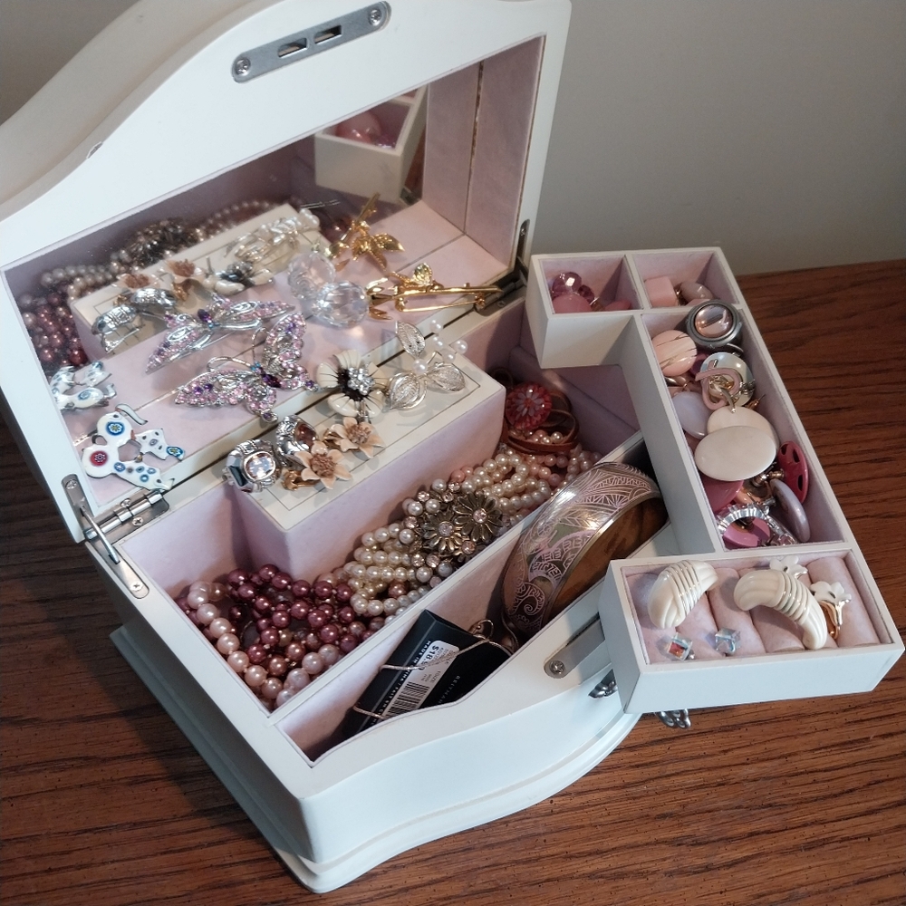 Vintage Pink Jewelry Lot  - Elegant Storage Box - Picture 9 of 11